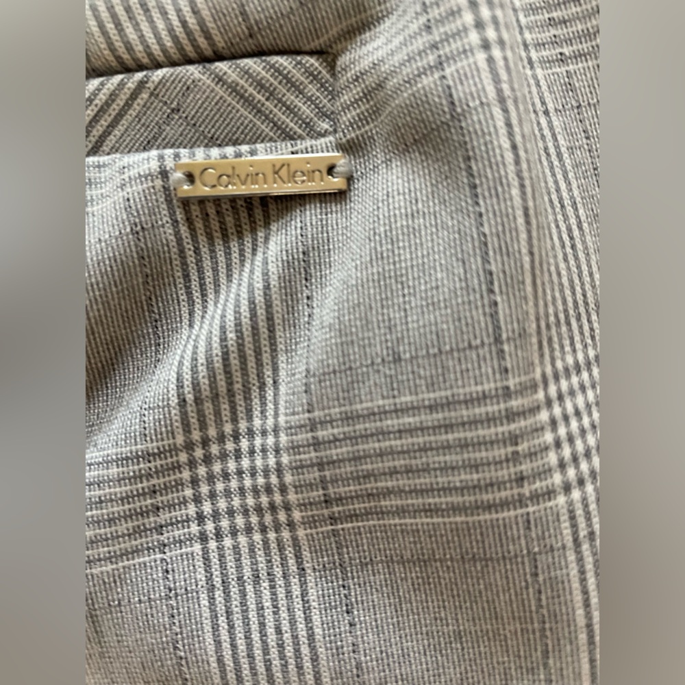 Calvin Klein 
Dress pants
Gray/white
Size4 waist 15.5”inseam 26.5”hip 17” - Picture 3 of 5